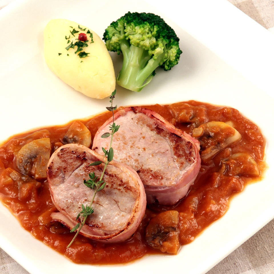 豚ヒレ肉のベーコン巻きアメーラきのこソース